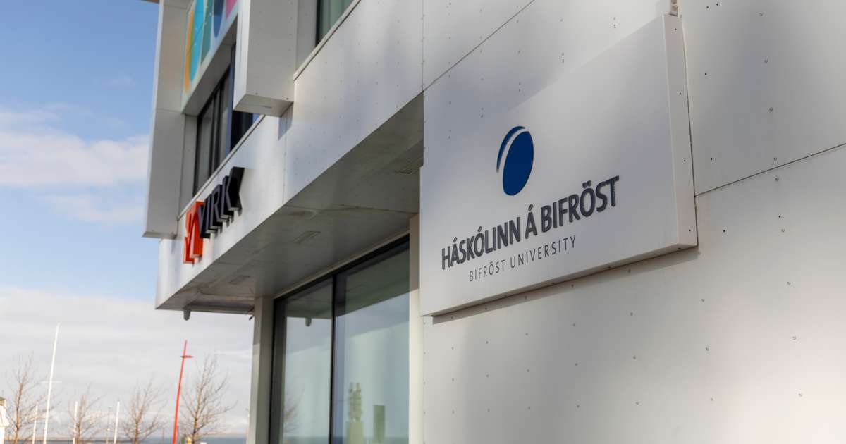 Starfsmaður tengdur siðanefndarmálinu rekinn og síðan endurráðinn