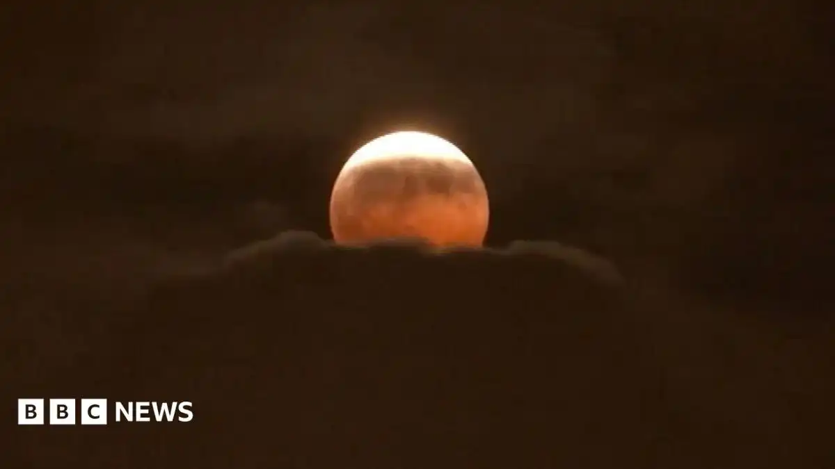 Stargazers around the world glimpse 'Blood Moon' lunar eclipse