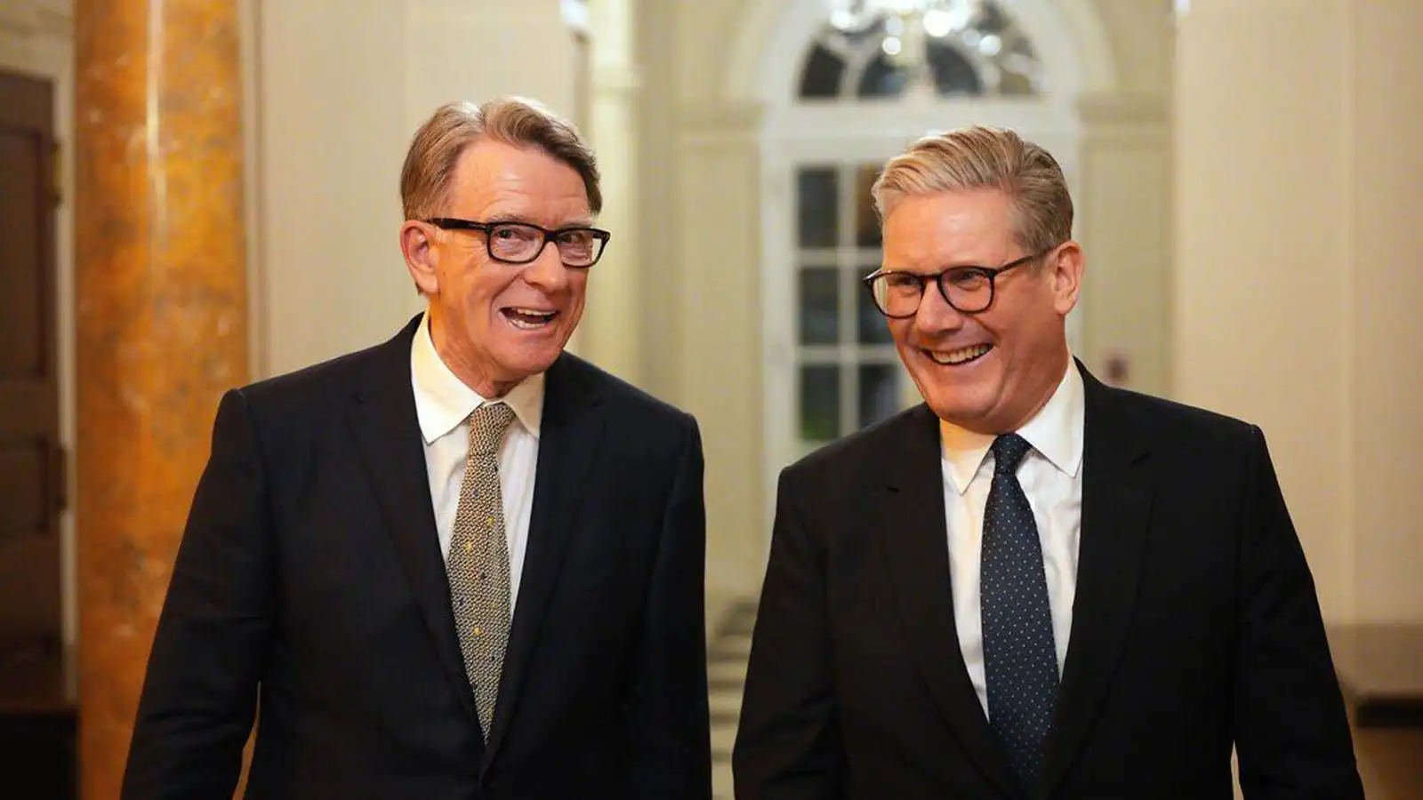 Starmer á leið á átakafund í þinginu - Vísir