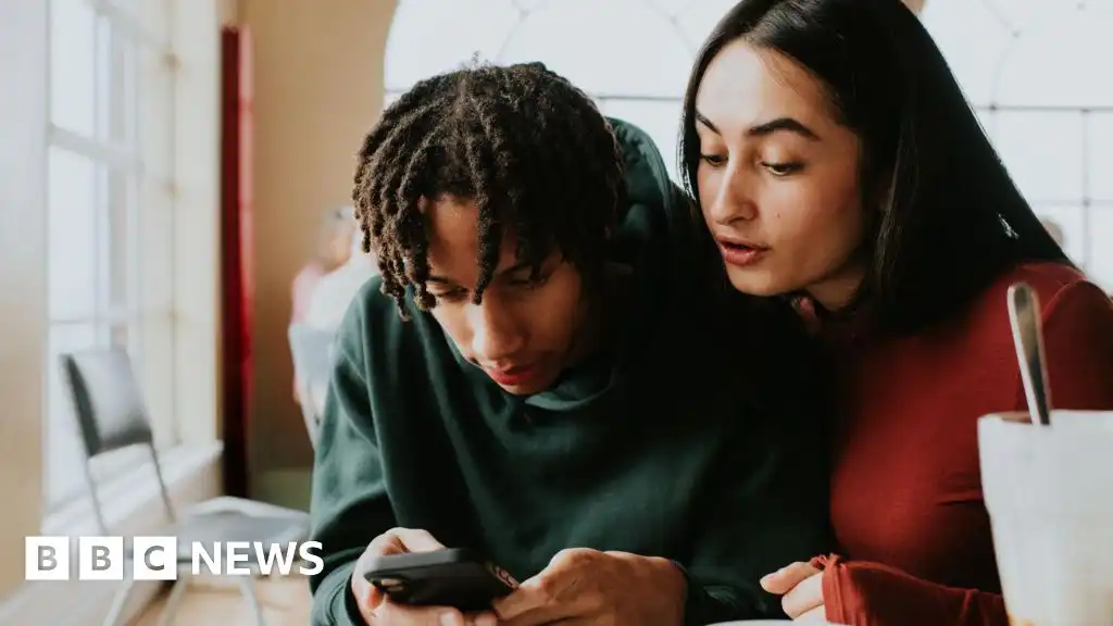Starmer announces social media ban for under-16s