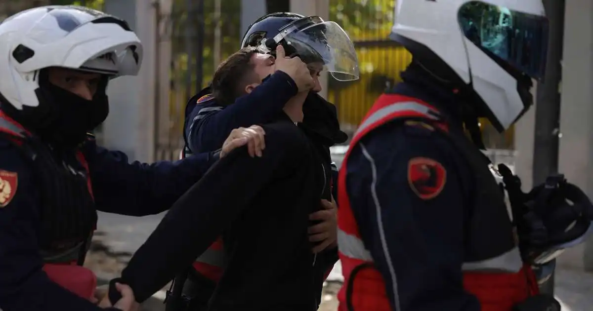 Stefnir í annað róstursamt kvöld í Albaníu