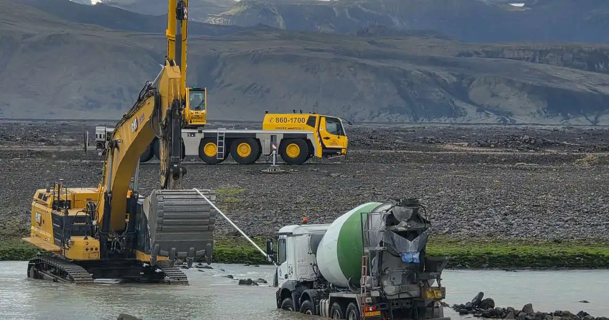 Steypubíllinn dreginn á þurrt
