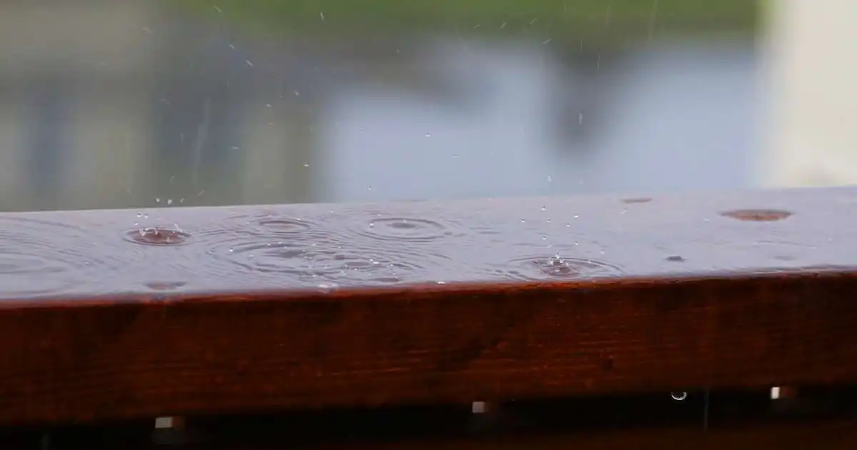 Stöku skúrir í dag