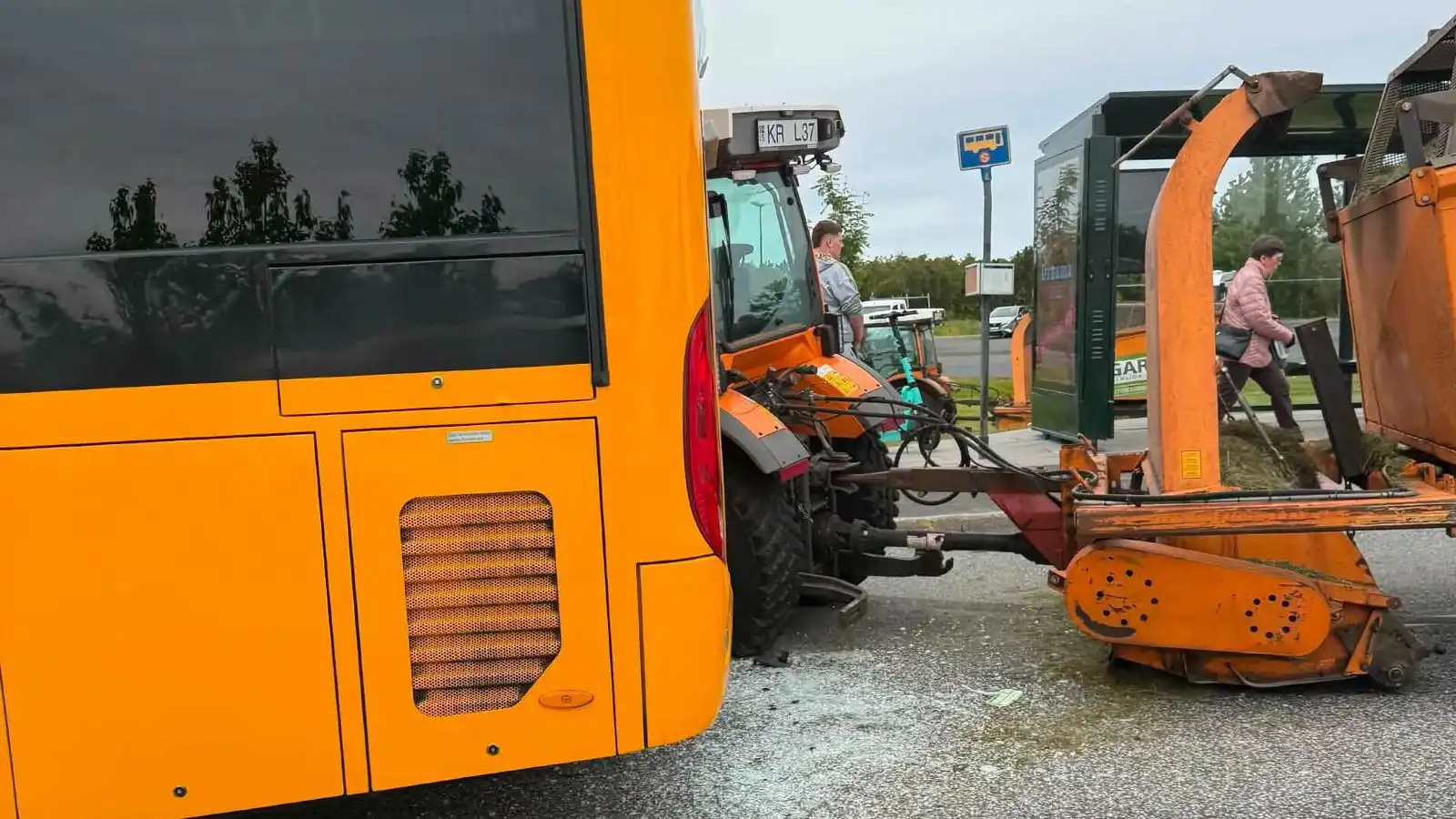 Strætó og sláttutraktor lentu saman - Vísir