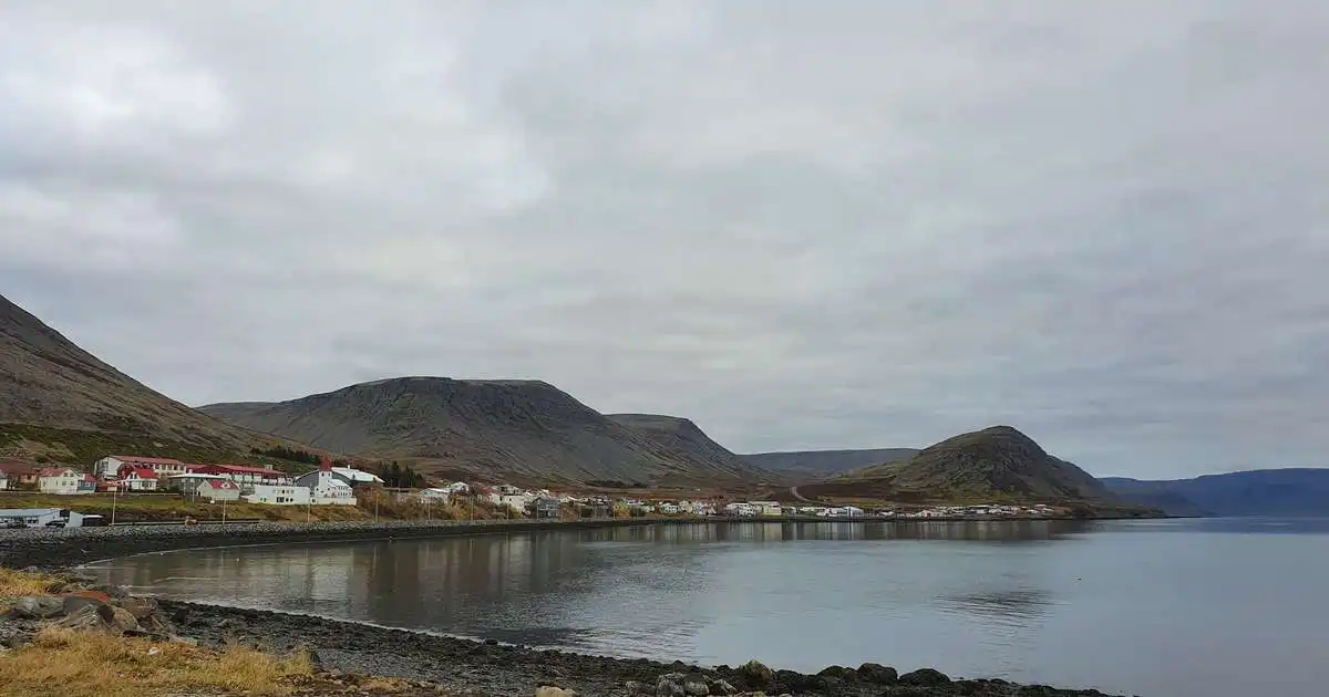 Súld á austanverðu landinu og stöku skúrir vestantil