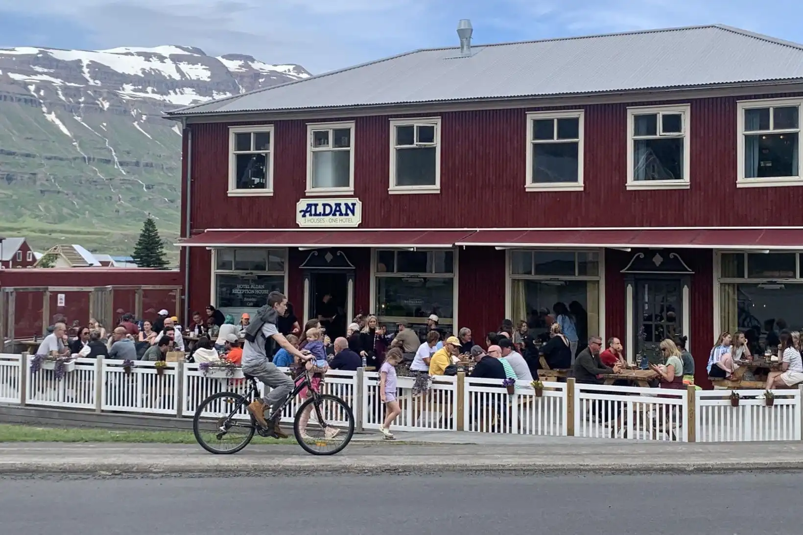 Sumarblíða á Seyðisfirði: „Bara eins og þjóðhátíð“ - MBL.IS