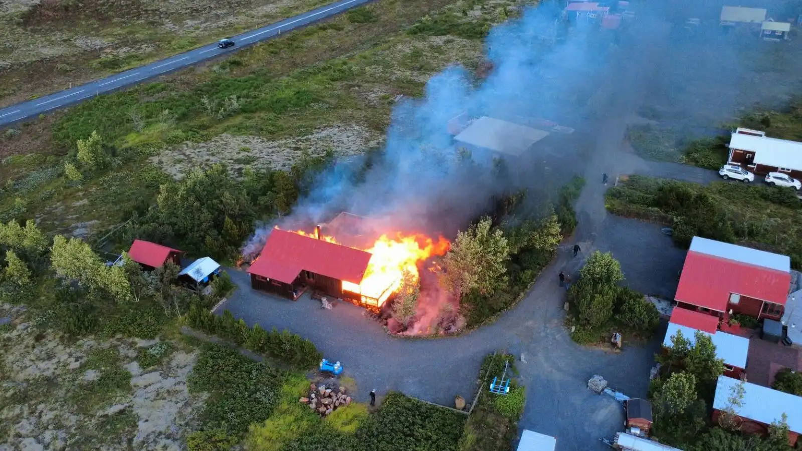 Sumar­hús við Þing­valla­vatn eyði­lagðist í elds­voða - Vísir