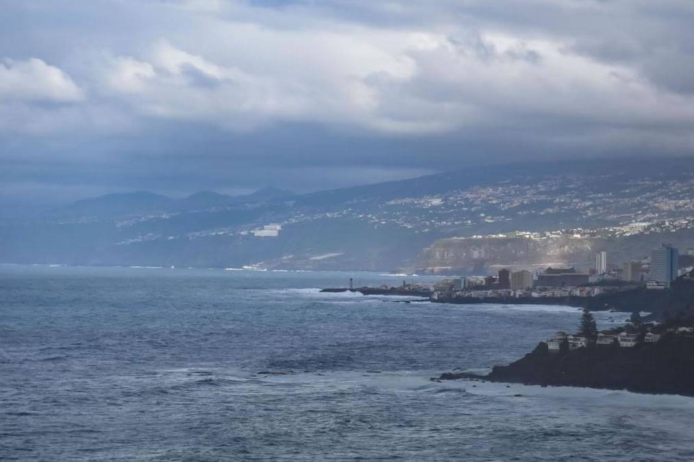 SUNDAY WEATHER: Cloud, occasional showers, and light winds in the Canary Islands