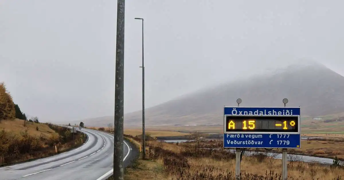 Svalt og sums staðar úrkoma