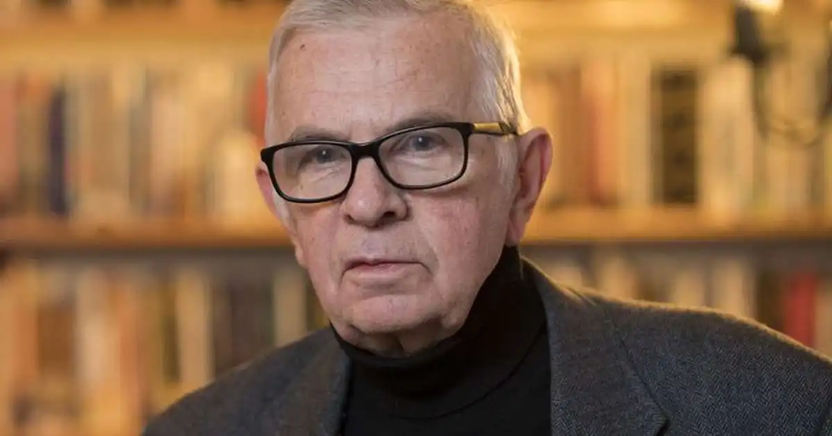 Sveinn R. Eyjólfs­son er látinn