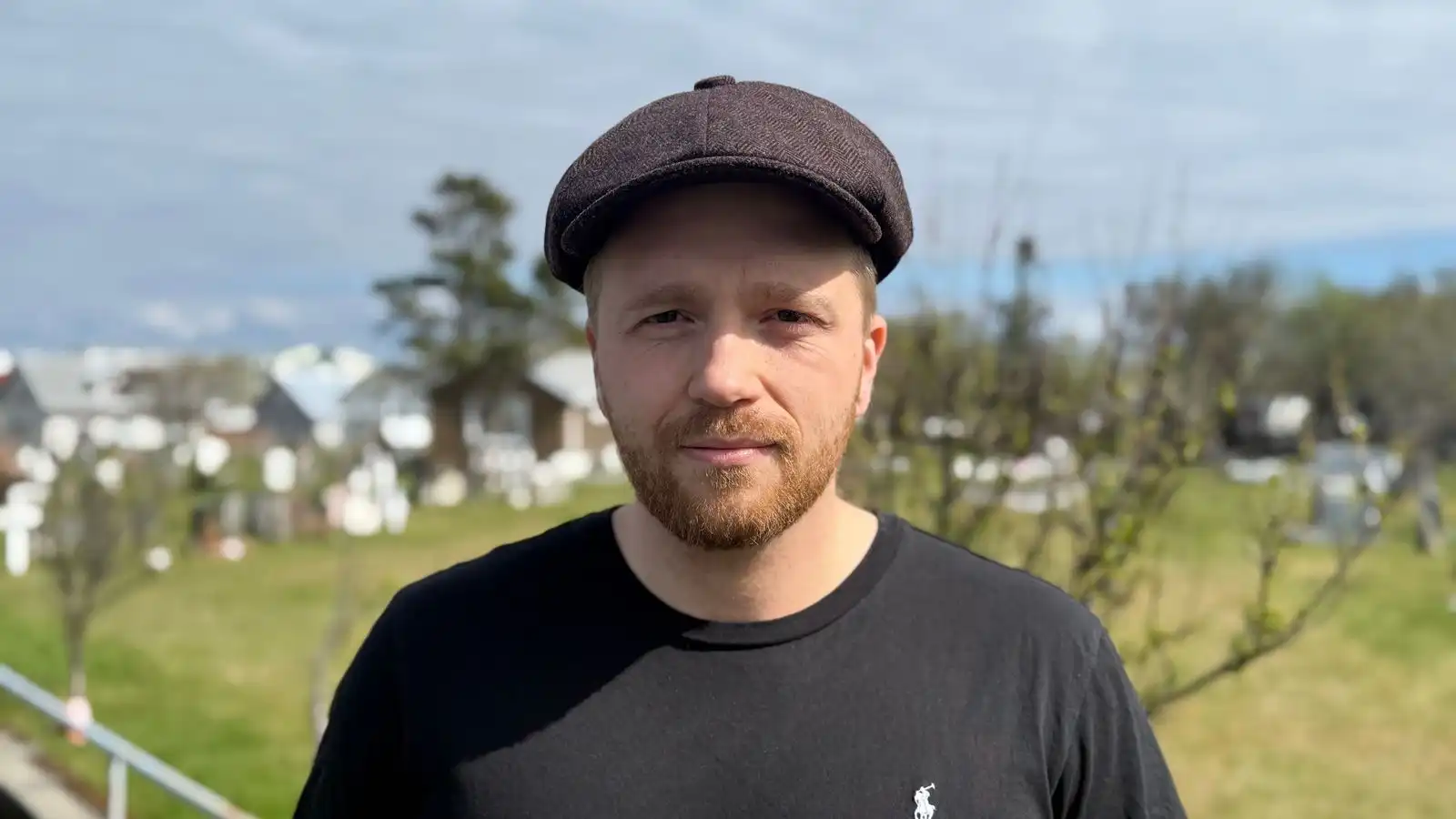 Sviðin rafbyssupíla enn í kirkju­garðinum - Vísir
