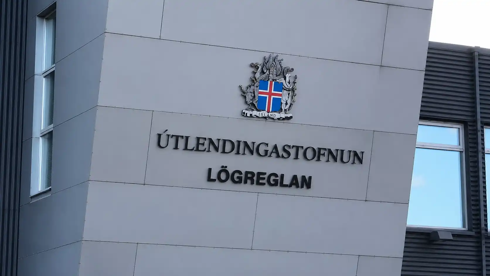 Synjað um alþjóðlega vernd en fengu dvalarleyfi vegna tafa í kerfinu