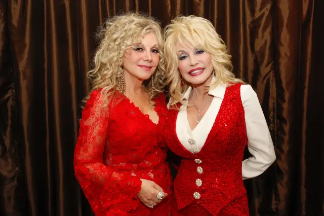 Systir Dolly Parton gagnrýnir falsfréttir eftir andlát kántrígoðsagnarinnar