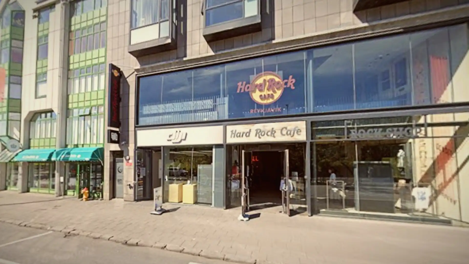 Taldi sig hafa orðið fyrir fordómum á Hard Rock fyrir að tala íslensku en ekki ensku - Hent út og svo handtekin