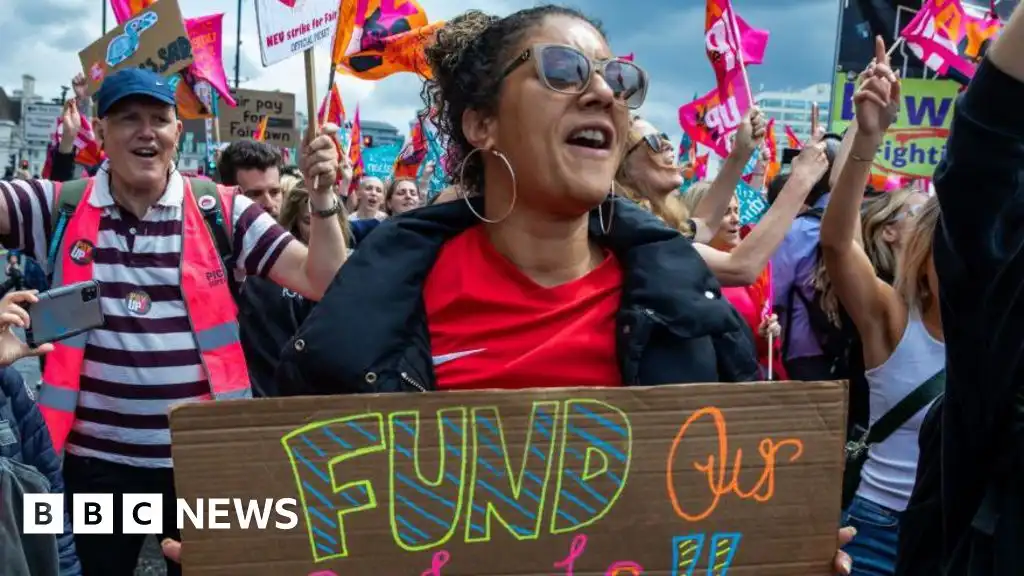 Teachers in England move towards striking over pay