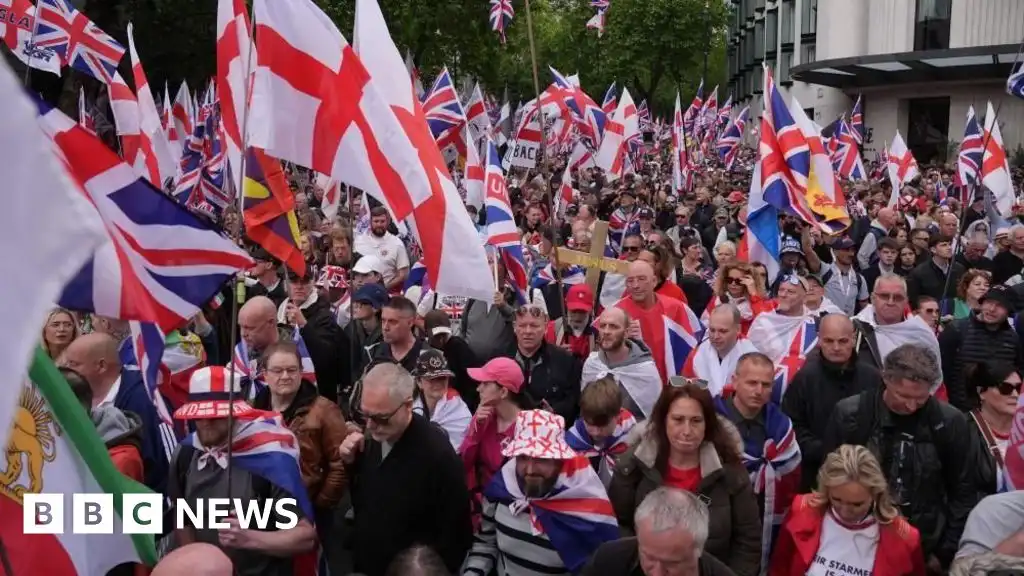 Tens of thousands join rival protests in London
