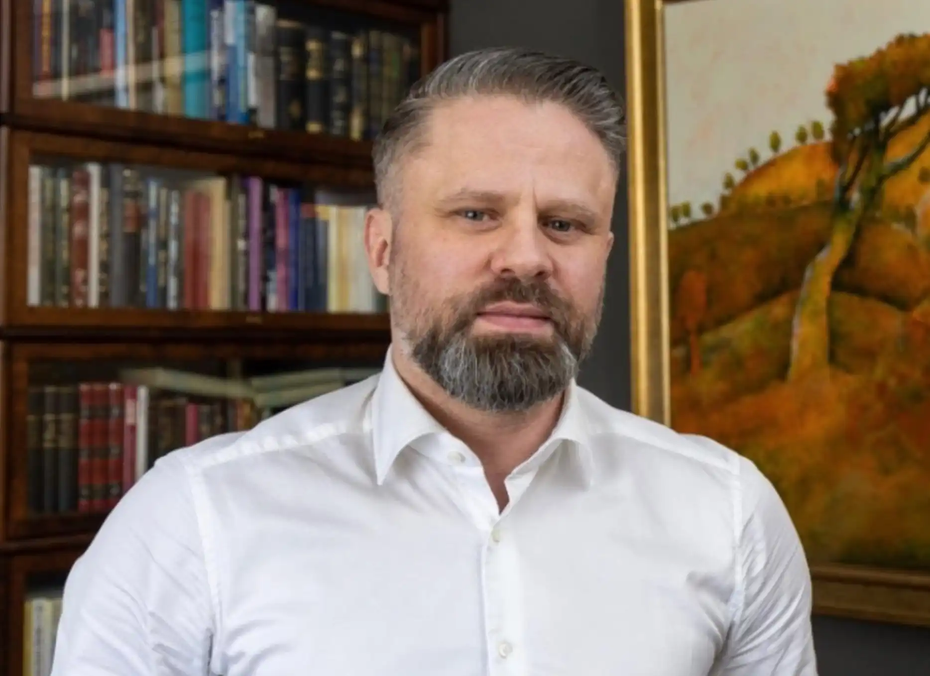 „Þá hafi hópur manna frá sama landi sett sig í samband við hana og beitt hótunum svo hún hætti við skilnað“