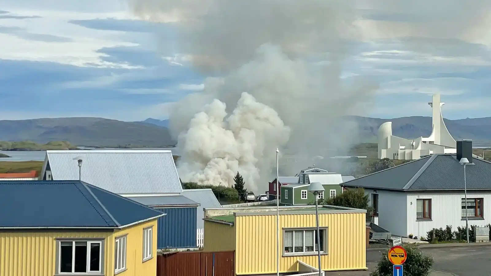 „Það er búið að slökkva og húsið er ó­nýtt“ - Vísir