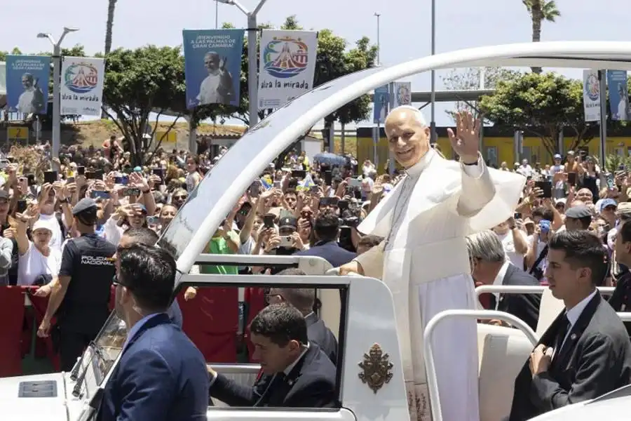 The ultimate guide to road closures, diversions, and public transport during the Pope's visit to Tenerife