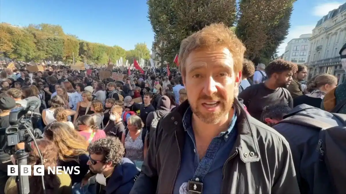 'There are now thousands of people': At the scene of student protests in Lille