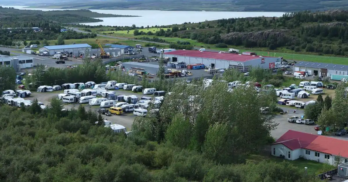 Þéttsetin tjaldsvæði og fólk greinilega þreytt á rigningunni suðvestanlands