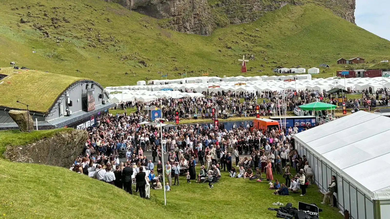 Þjóð­há­tíð sett í blíð­viðri í Eyjum - Vísir