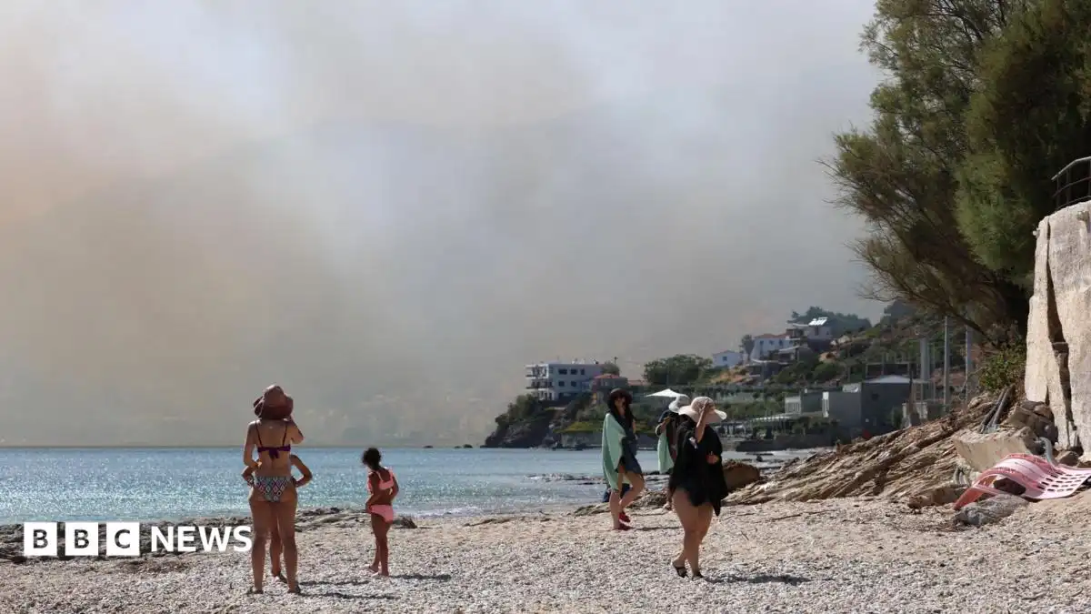Thousands evacuated in Crete as wildfires threaten tourist resorts