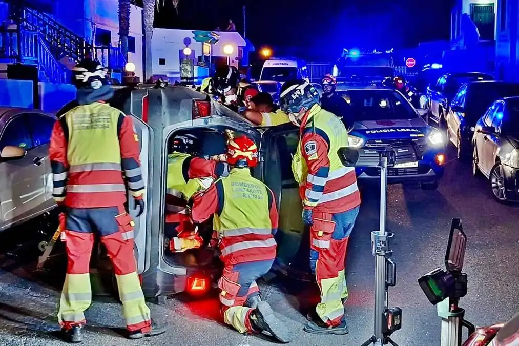 Three injured after car overturns in Puerto del Carmen