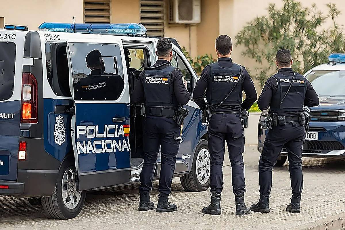 Three masked men break into a villa in Gran Canaria and hold occupants at knifepoint