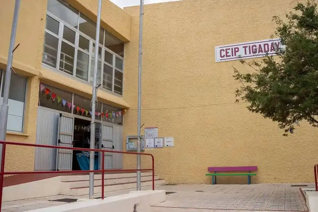 Three pupils hospitalised in viral meningitis outbreak in El Hierro