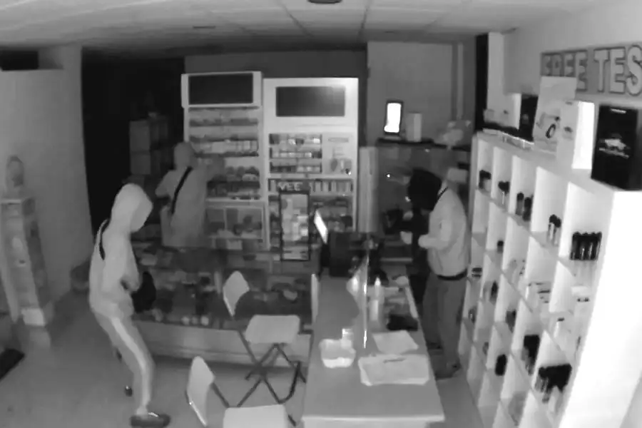 Three teenagers arrested over 12 shop burglaries in South Tenerife
