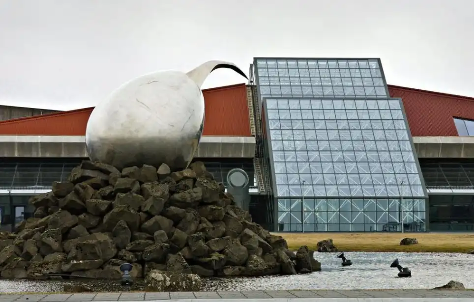 Þremenningar í vanda: Komu til landsins með mikið magn af kókaínvökva innvortis - DV