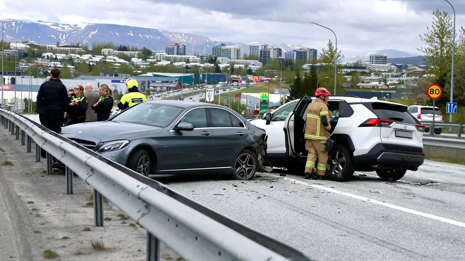 Þriggja bíla á­rekstur á Reykja­nes­braut og miklar tafir - Vísir