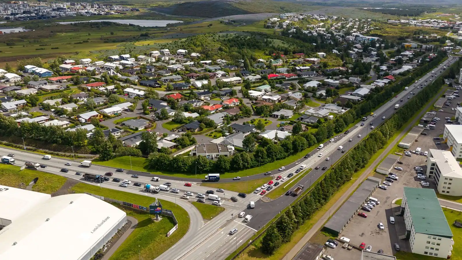 Þriggja bíla á­rekstur á Reykja­nes­braut - Vísir