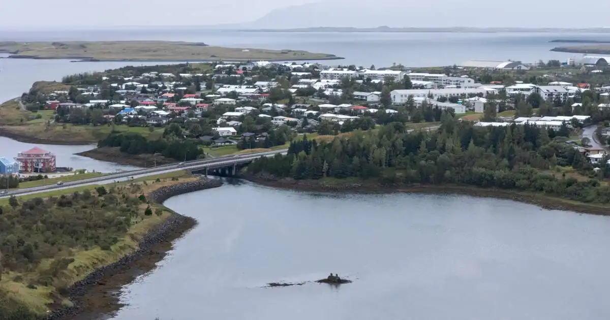 Þriggja bíla árekstur við Gullinbrú