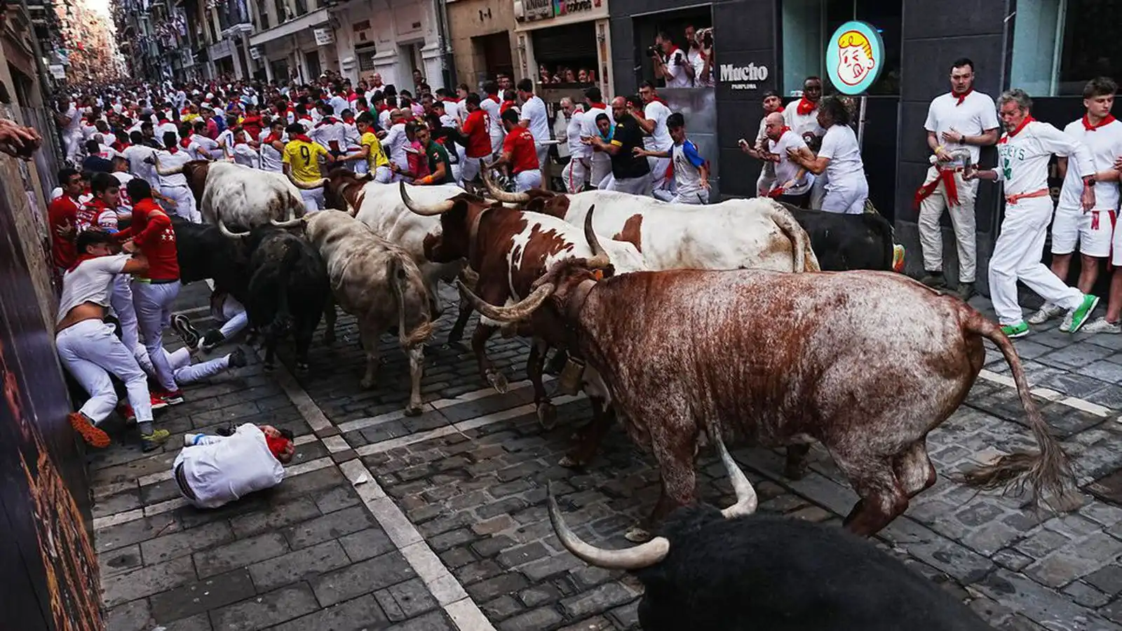 Þrír á sjúkra­hús eftir fyrsta nauta­hlaup ársins í Pamplona - Vísir