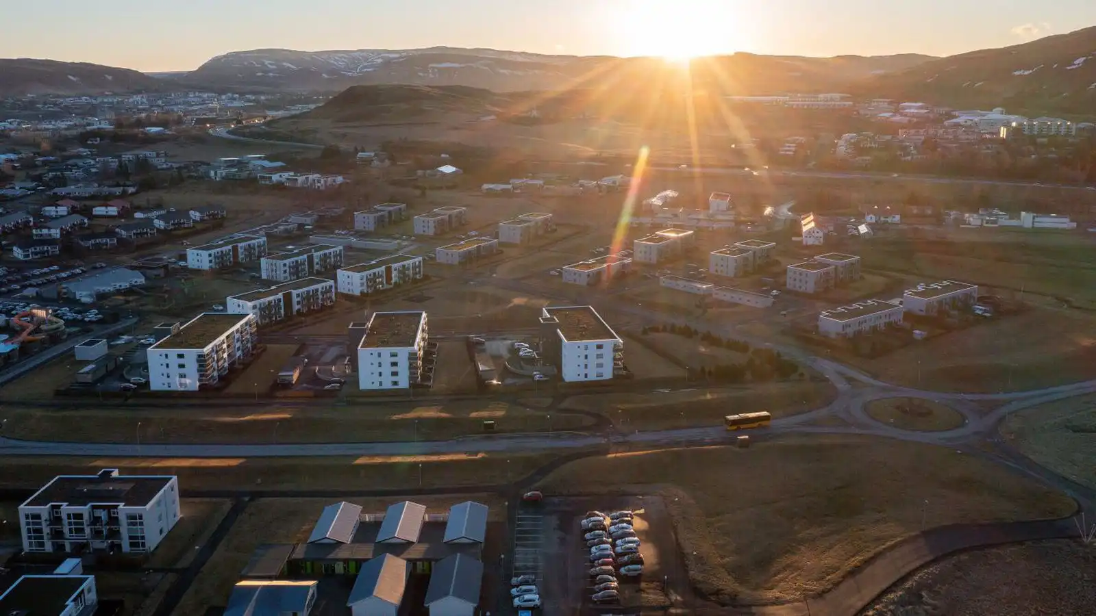Þrír ung­lingar á breyttu hjóli en VÍS ber samt á­byrgð - Vísir