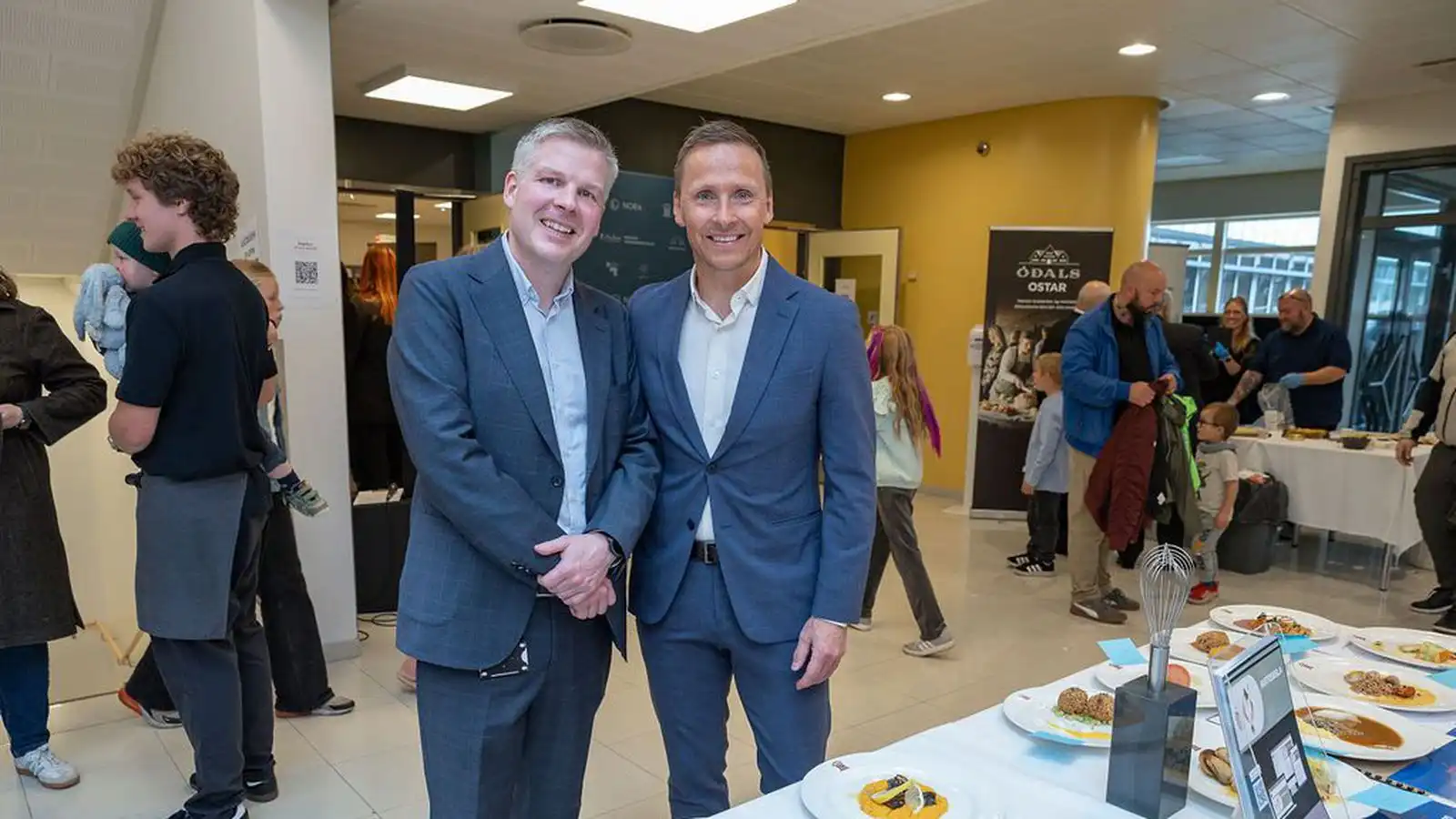 Þrjá­tíu árum fagnað með fullu húsi og mikilli matar­veislu - Vísir
