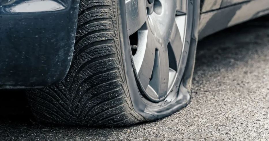 Þrjú dekk sprungu á bílaleigubílnum – „Algjört ábyrgðarleysi að leigja út svona bíl“