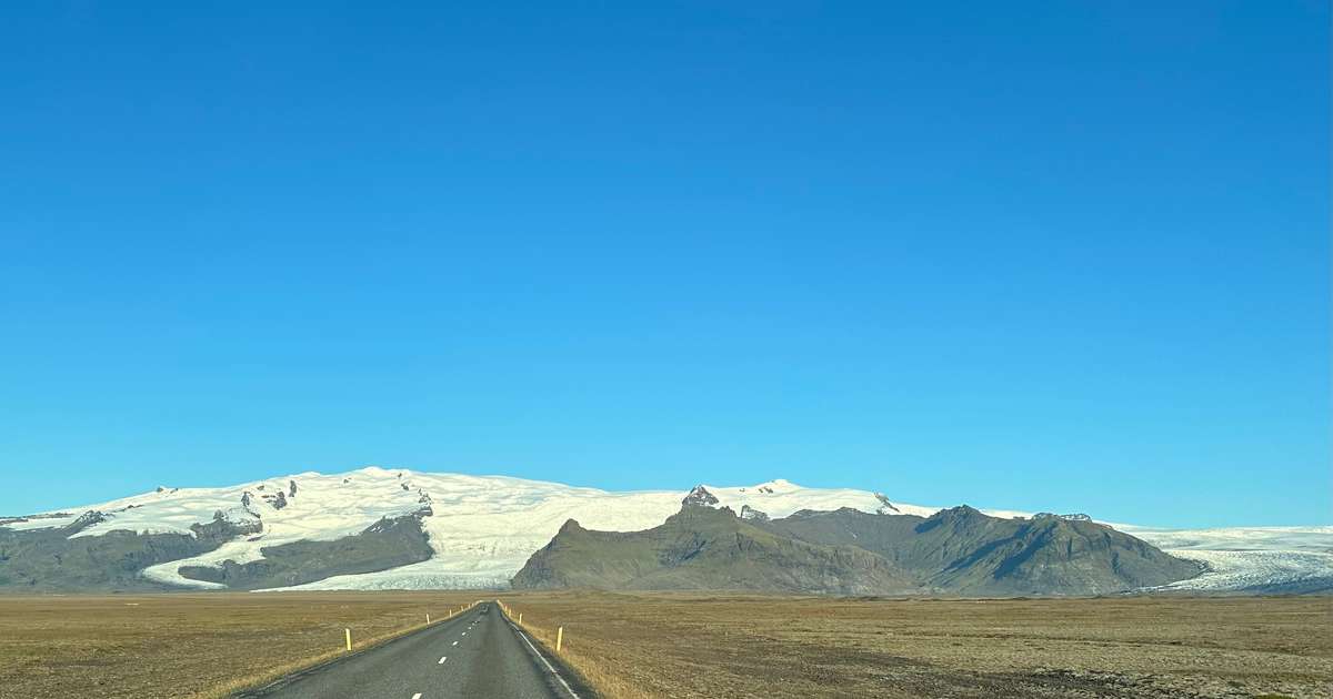 Þurrt og bjart austantil