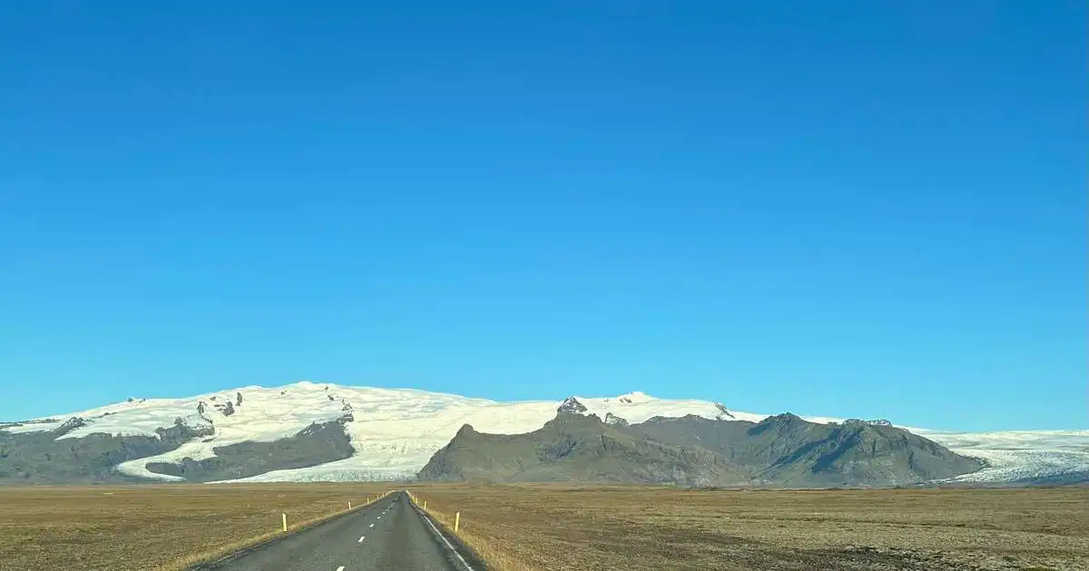 Þurrt og bjart austantil