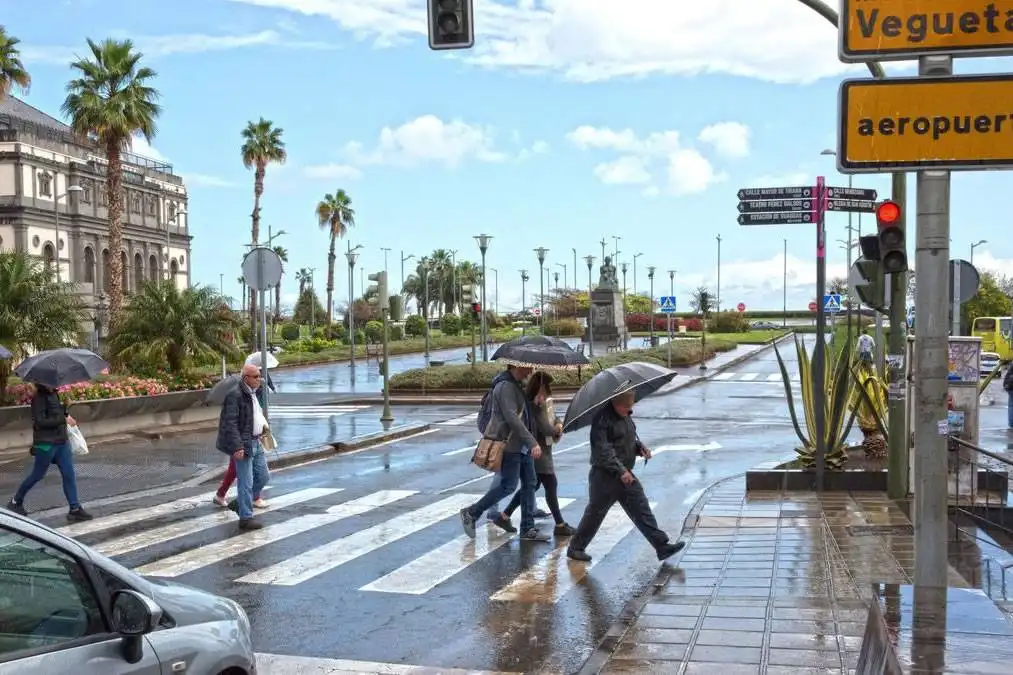 THURSDAY WEATHER: A cooler day with showers forecast across parts of the Canary Islands