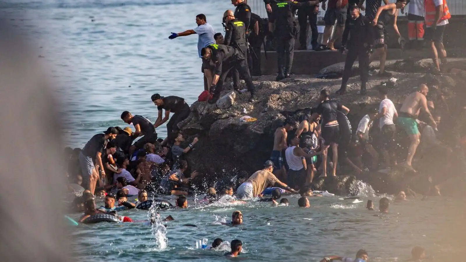 Þúsundir hælis­leit­enda synt til Ceuta á nokkrum klukku­stundum - Vísir
