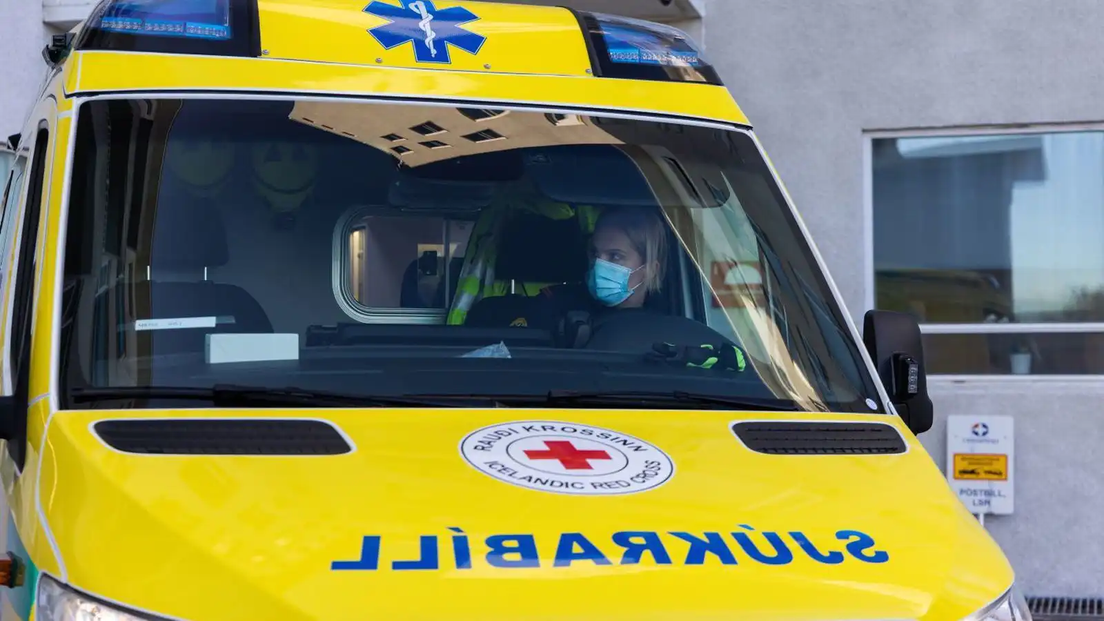 Þyrla og björgunar­sveitir kallaðar út í Eyja­firði - Vísir