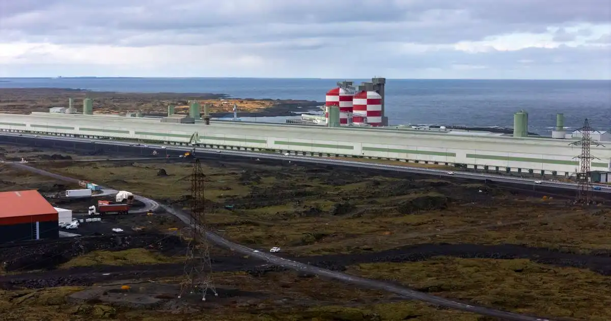 Tilkynnt um eld í bíl við Straumsvík