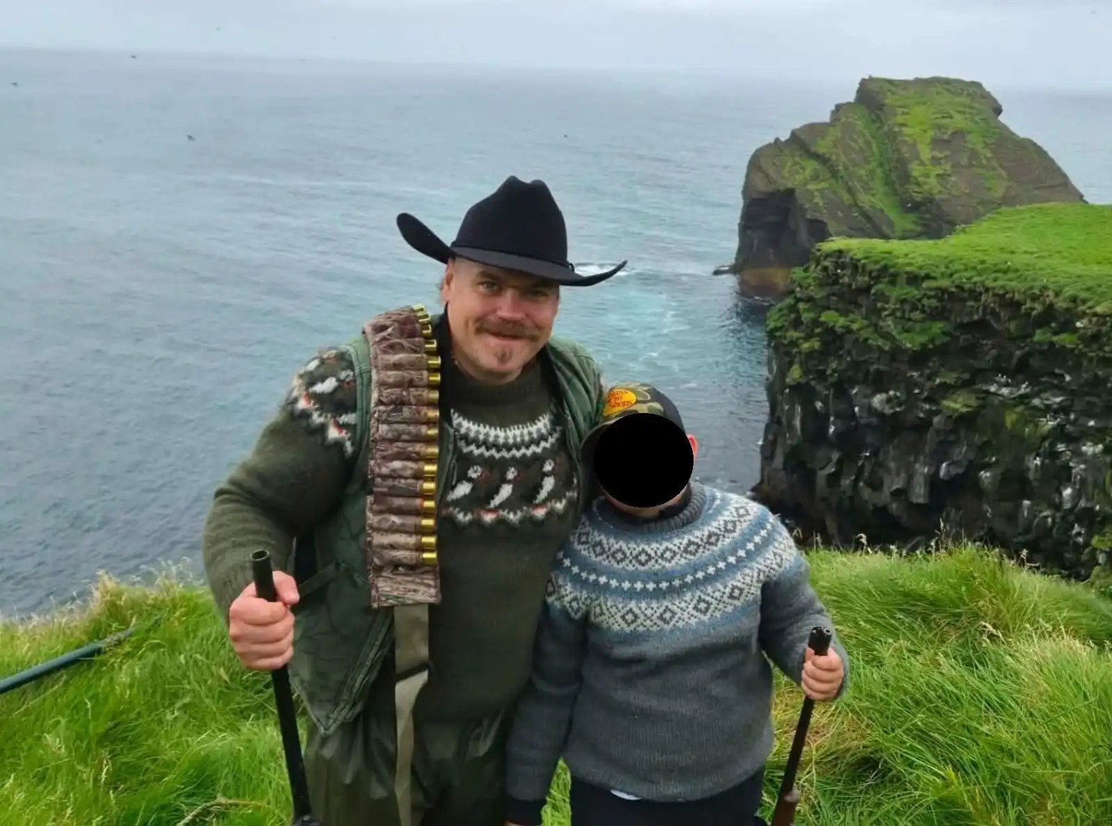 Tilkynntur til barnaverndar vegna myndar af sér og syni sínum á veiðum – „Mér finnst það galið“