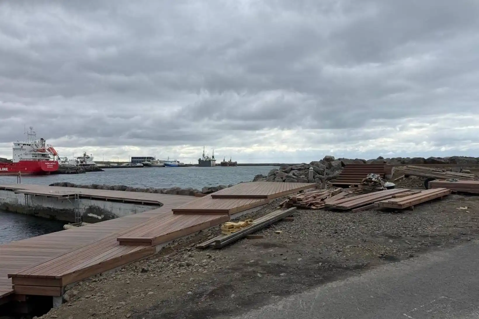 Timburdekkið lagt niður - MBL.IS