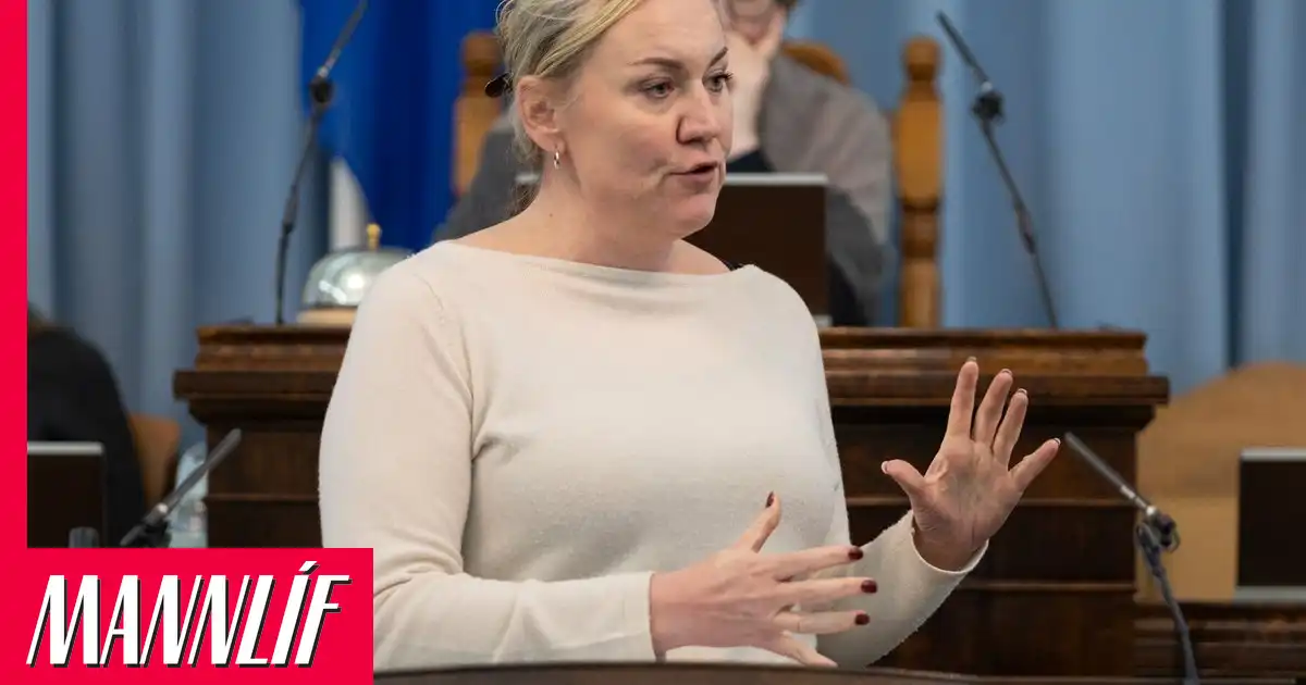 Tíu erlendum föngum sparkað úr landi