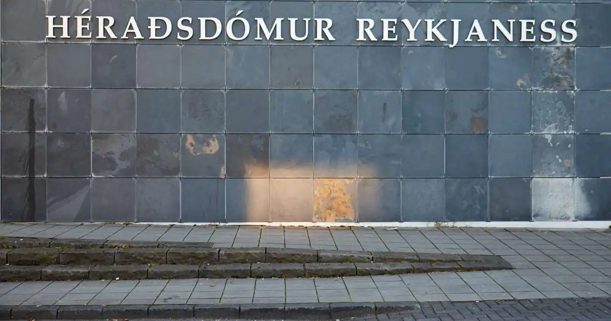 Tíu mánuðir fyrir að smygla amfetamínbasa í áfengisflöskum