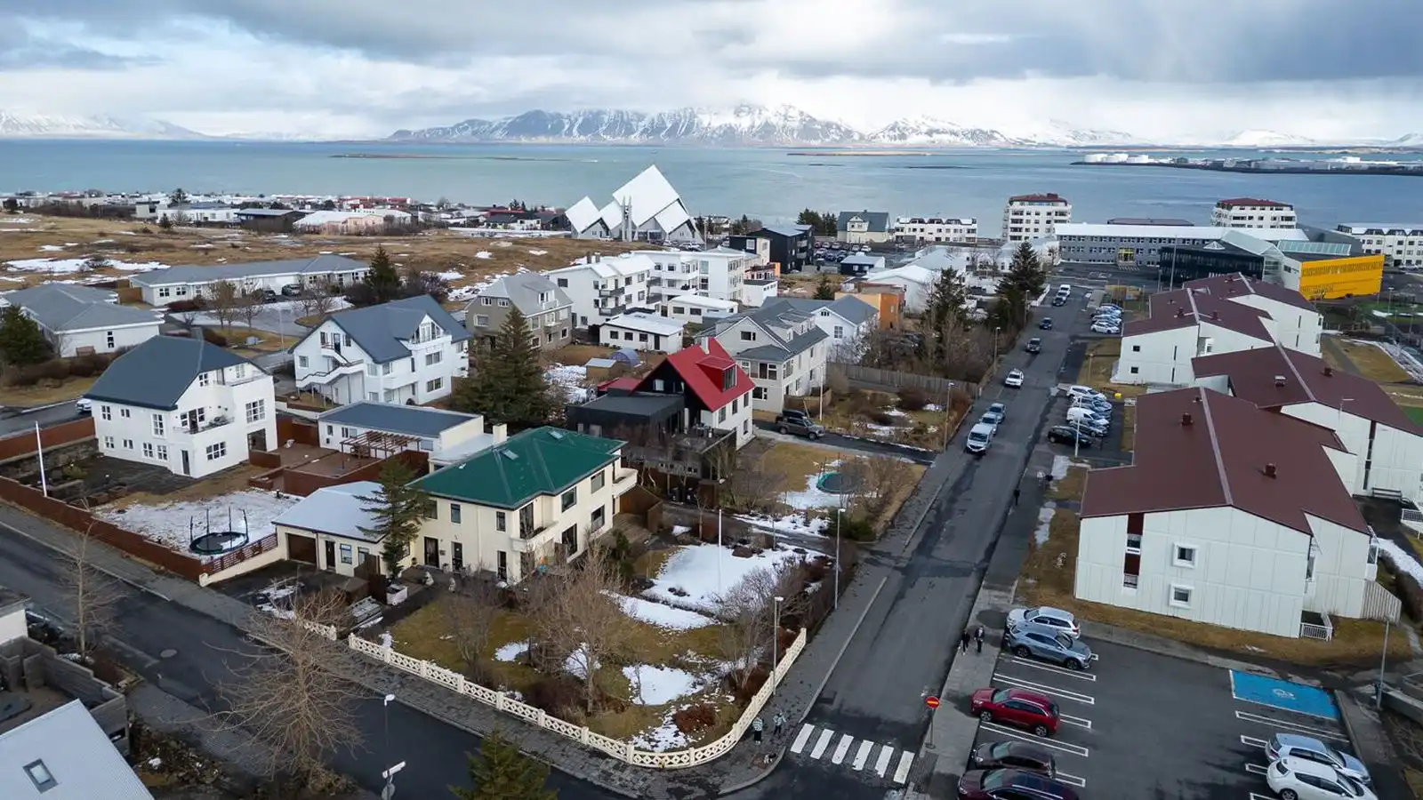Tók stúlku kverka­taki og nauðgaði - Vísir